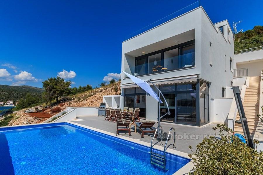 Fantastisk villa med svømmebasseng og havutsikt