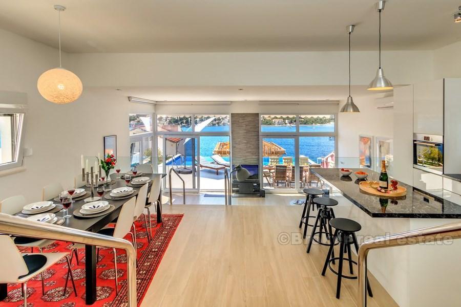 Fantastisk villa med svømmebasseng og havutsikt