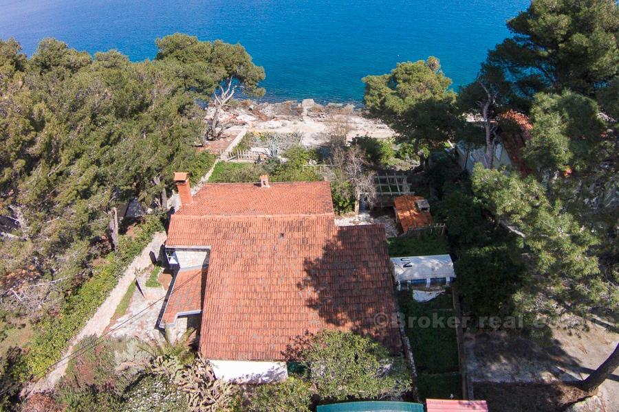 House at amazing location first row to the sea
