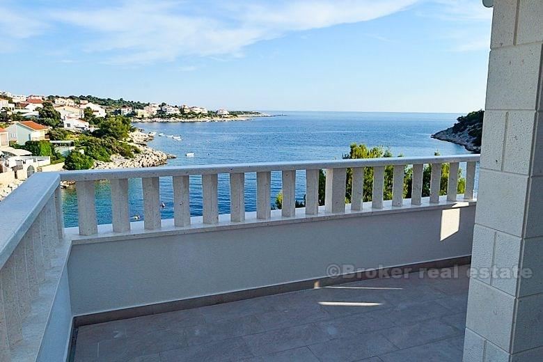 Vacker villa med pool vid havet