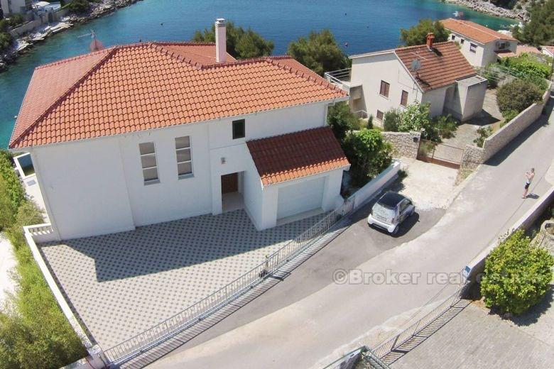 Belle villa avec piscine à côté de la mer
