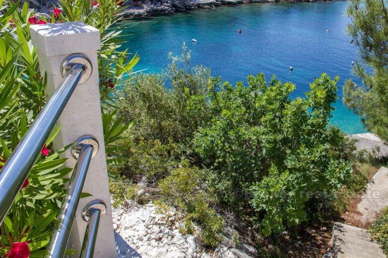 Vakker villa med svømmebasseng ved siden av havet