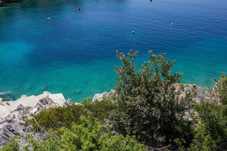 Vacker villa med pool vid havet