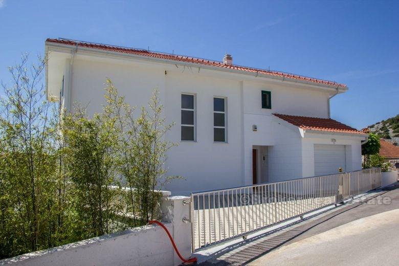 Krásná vila s bazénem u moře