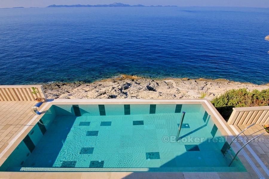 Wspaniała willa w pierwszym rzędzie do morza