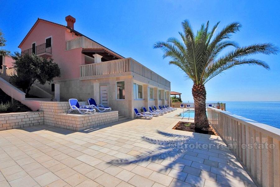 Wspaniała willa w pierwszym rzędzie do morza