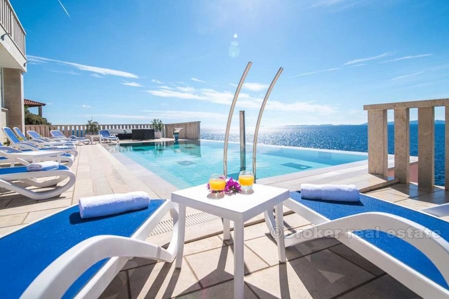 Wspaniała willa w pierwszym rzędzie do morza