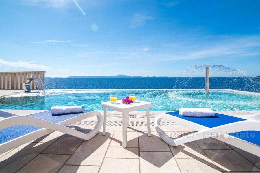 Fantastisk villa på første rad til sjøen