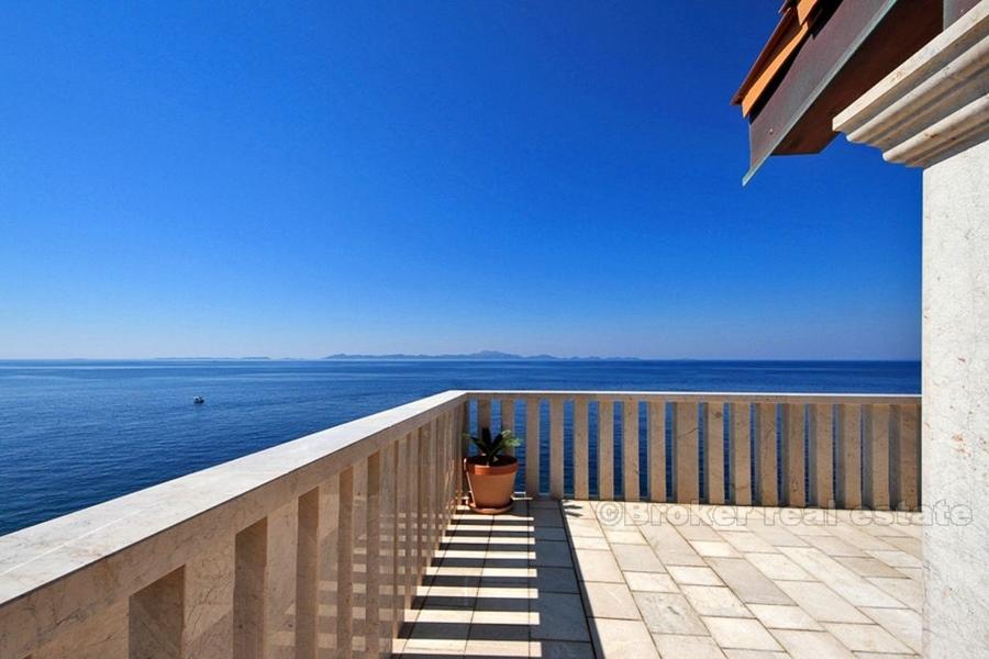 Stunning villa at first row to the sea