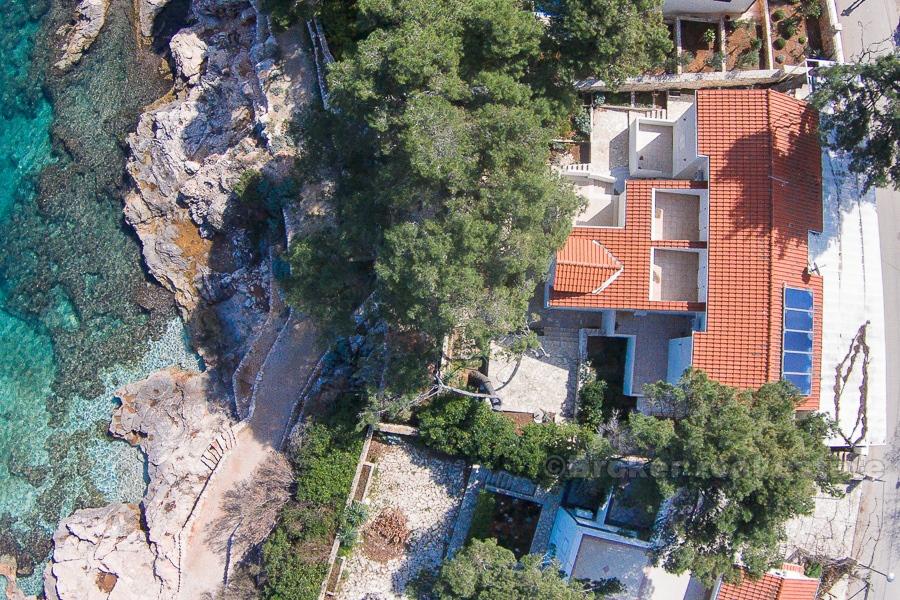 Beautiful house with 6 apartments, first row to the sea