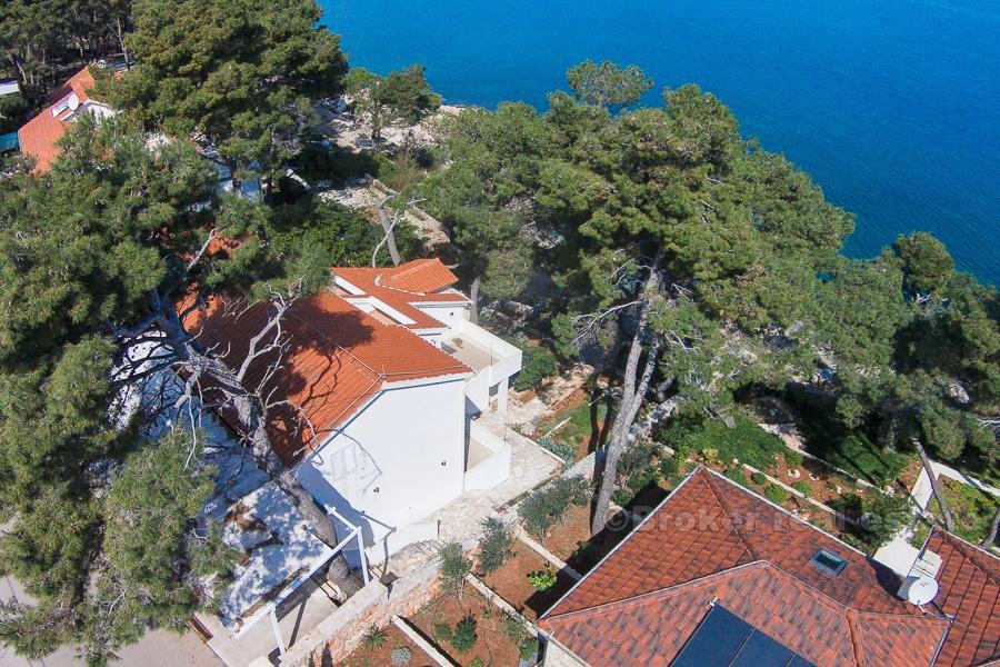 Beautiful house with 6 apartments, first row to the sea
