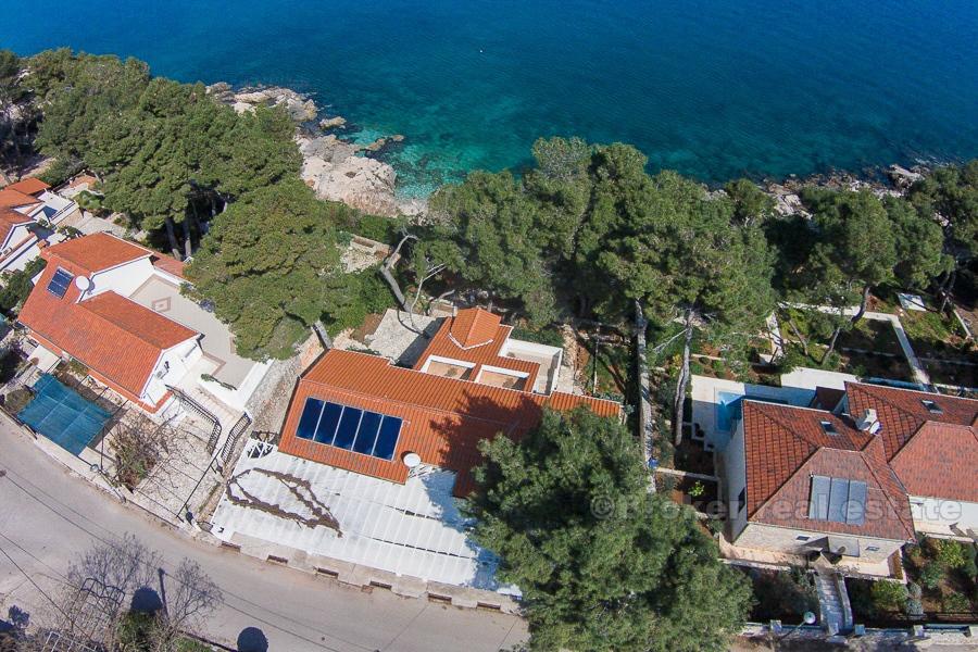 Beautiful house with 6 apartments, first row to the sea