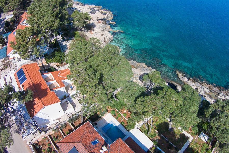 Beautiful house with 6 apartments, first row to the sea