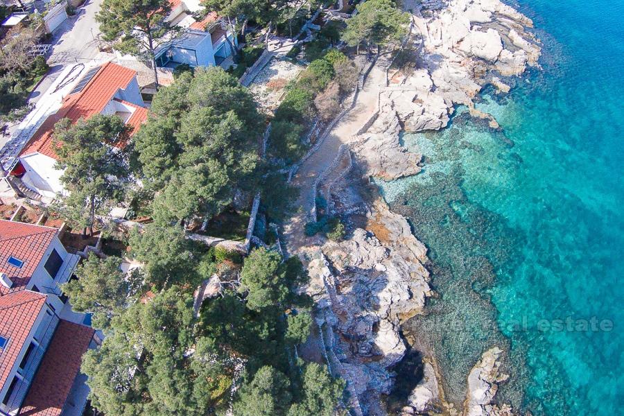 Beautiful house with 6 apartments, first row to the sea