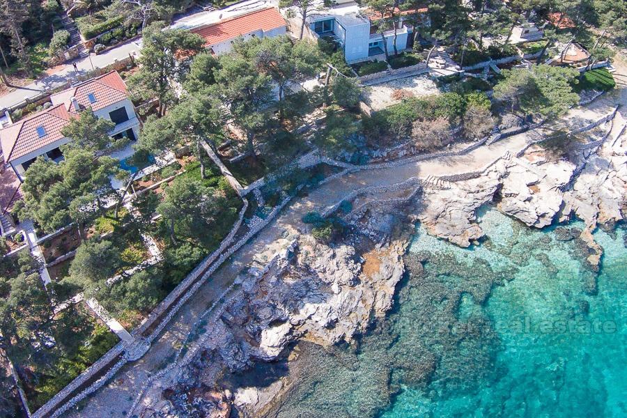 Beautiful house with 6 apartments, first row to the sea