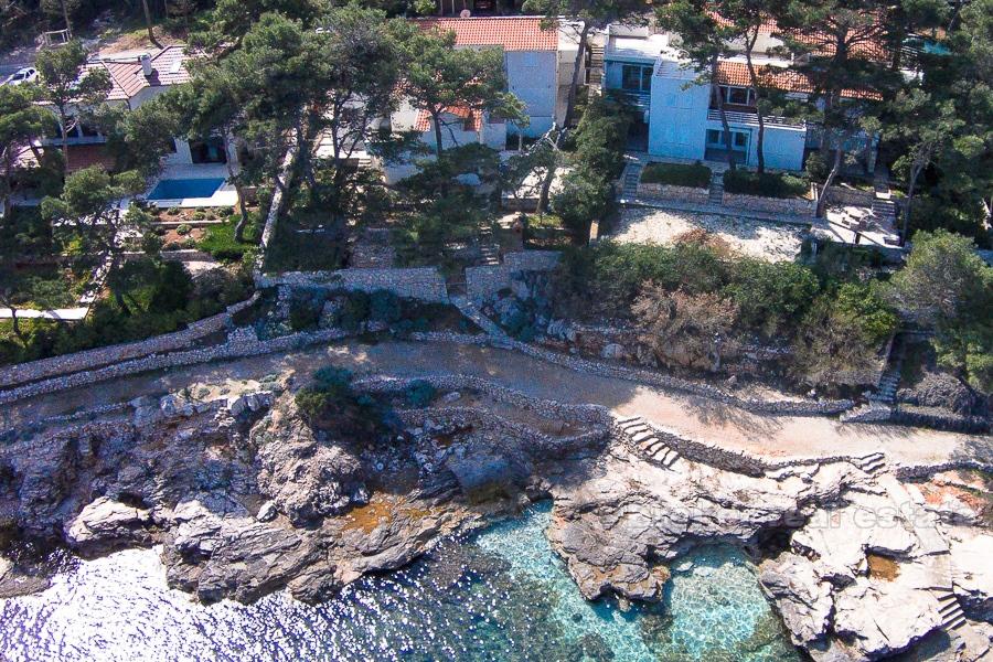 Beautiful house with 6 apartments, first row to the sea