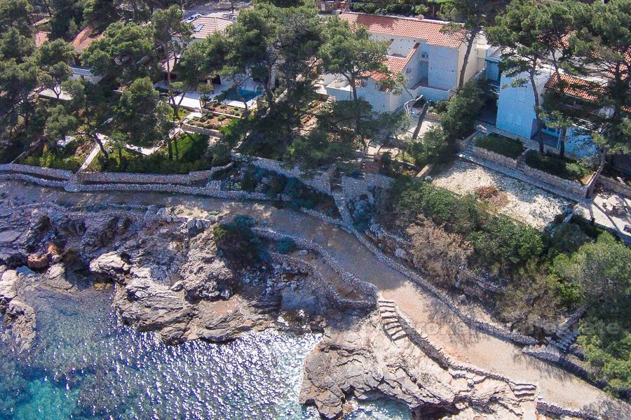 Beautiful house with 6 apartments, first row to the sea