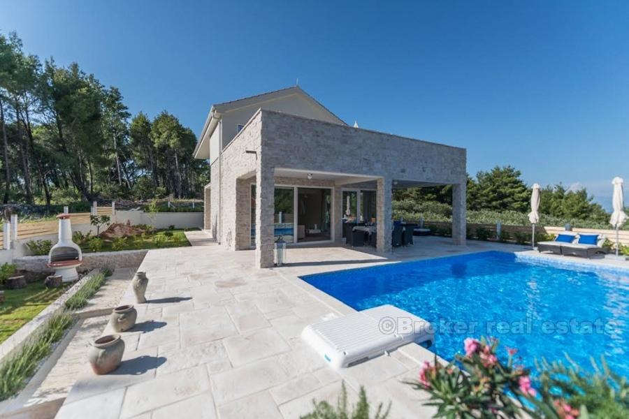 Villa di recente costruzione di stile tradizionale, in vendita