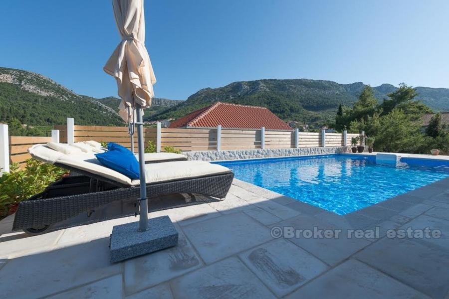 Villa di recente costruzione di stile tradizionale, in vendita