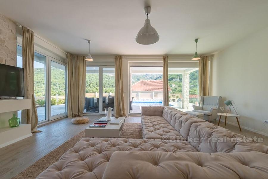 Nowo wybudowana willa w tradycyjnym stylu, na sprzedaż