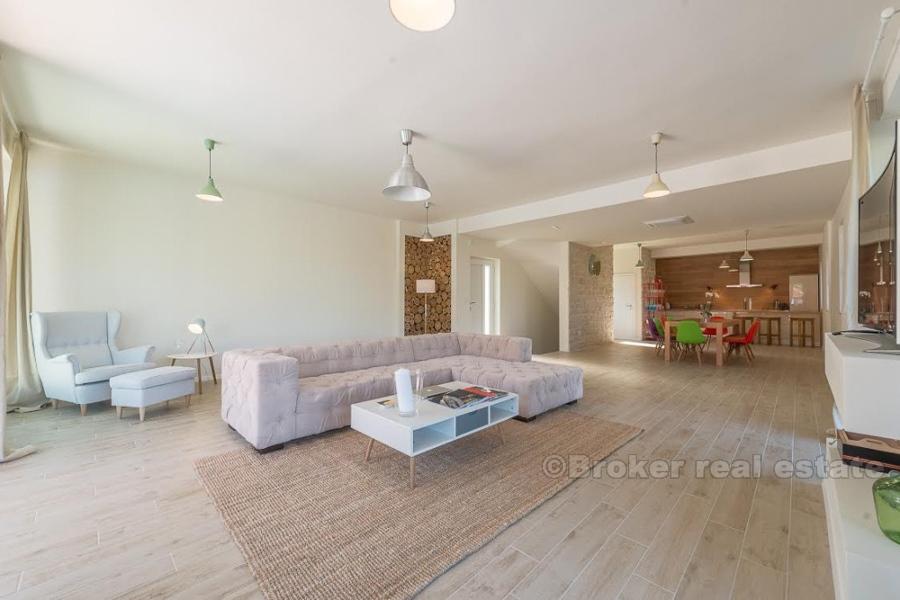 Nowo wybudowana willa w tradycyjnym stylu, na sprzedaż