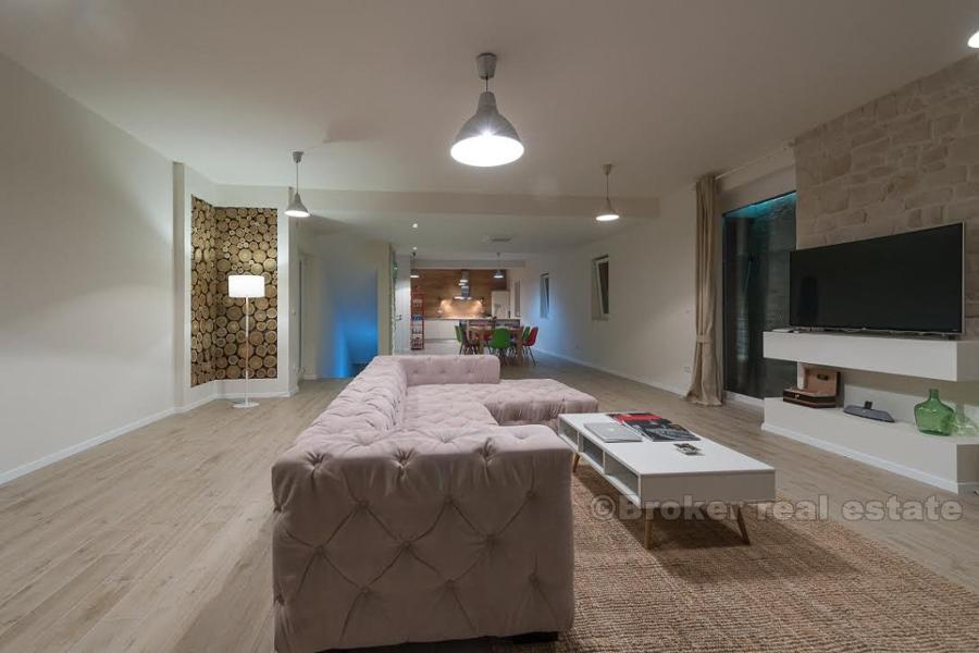 Nowo wybudowana willa w tradycyjnym stylu, na sprzedaż