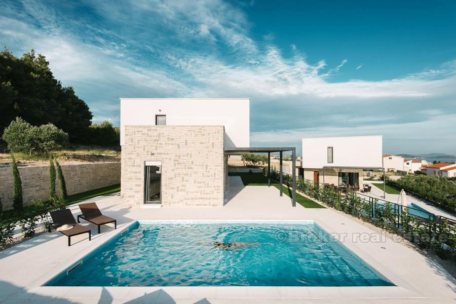 Высокое качество, недавно построенная вилла недалеко от Шибеника