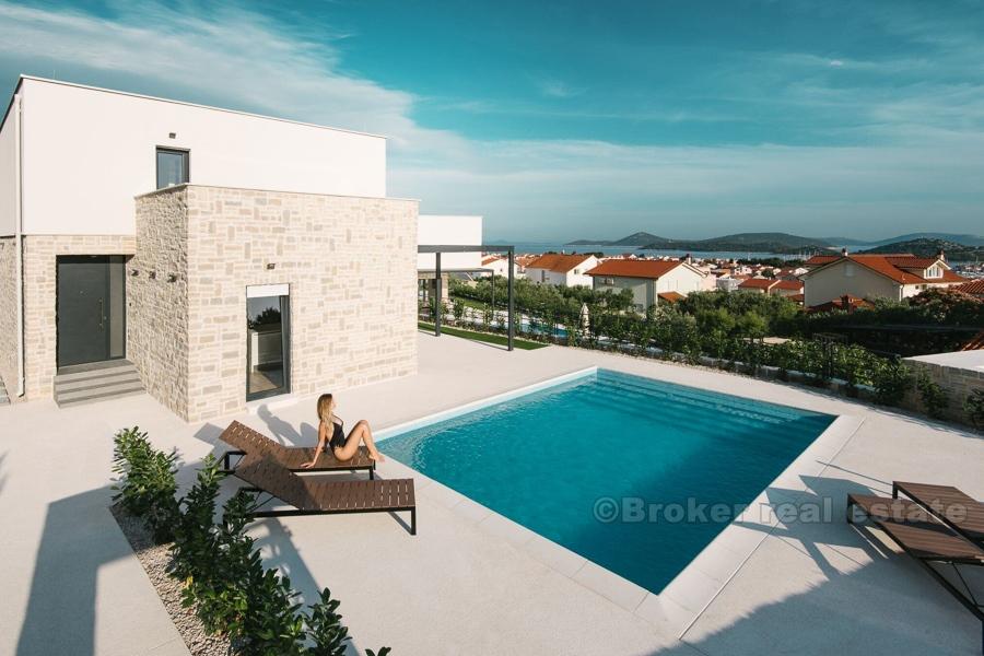 Высокое качество, недавно построенная вилла недалеко от Шибеника