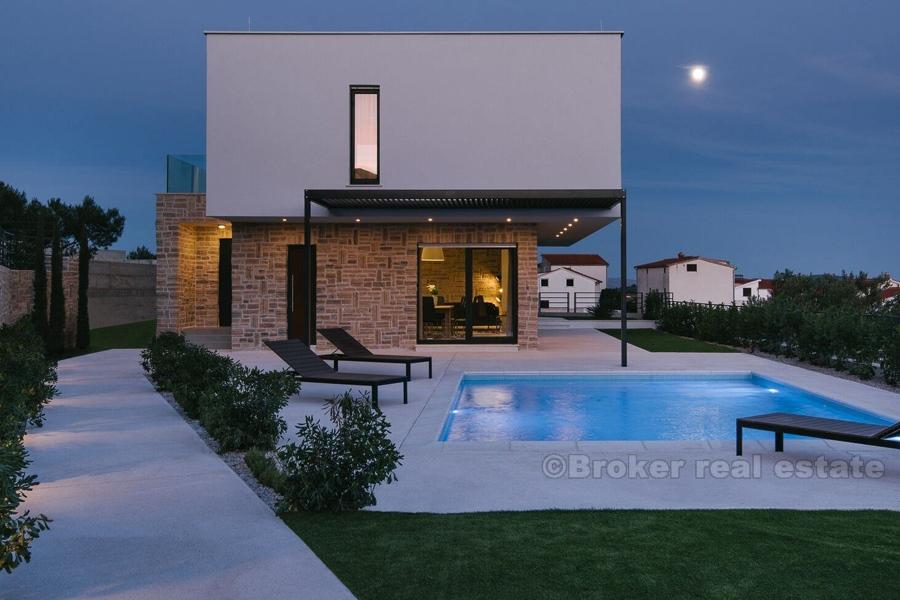 Izvanredna moderna vila s bazenom