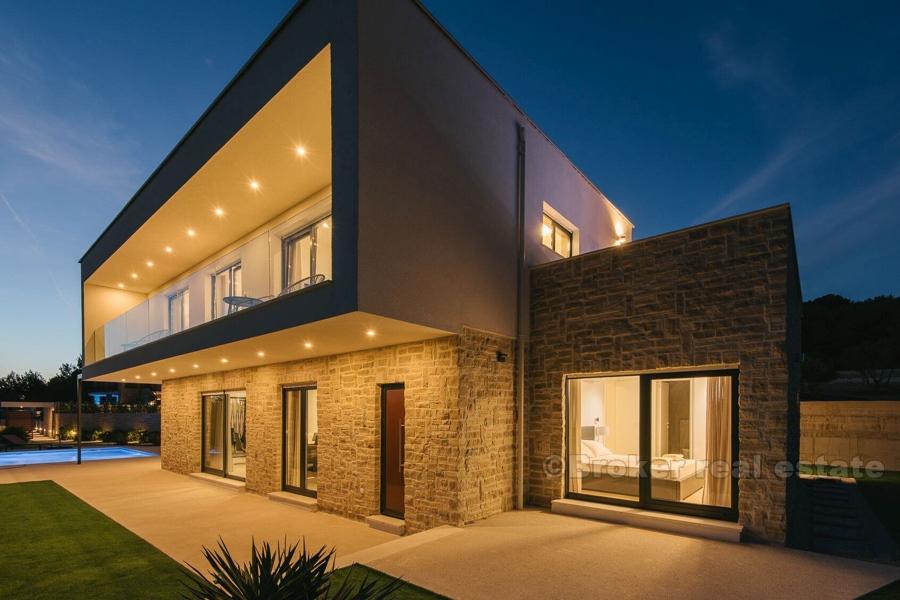 Ekstraordinær moderne villa med svømmebasseng