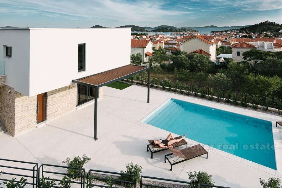 Izvanredna moderna vila s bazenom