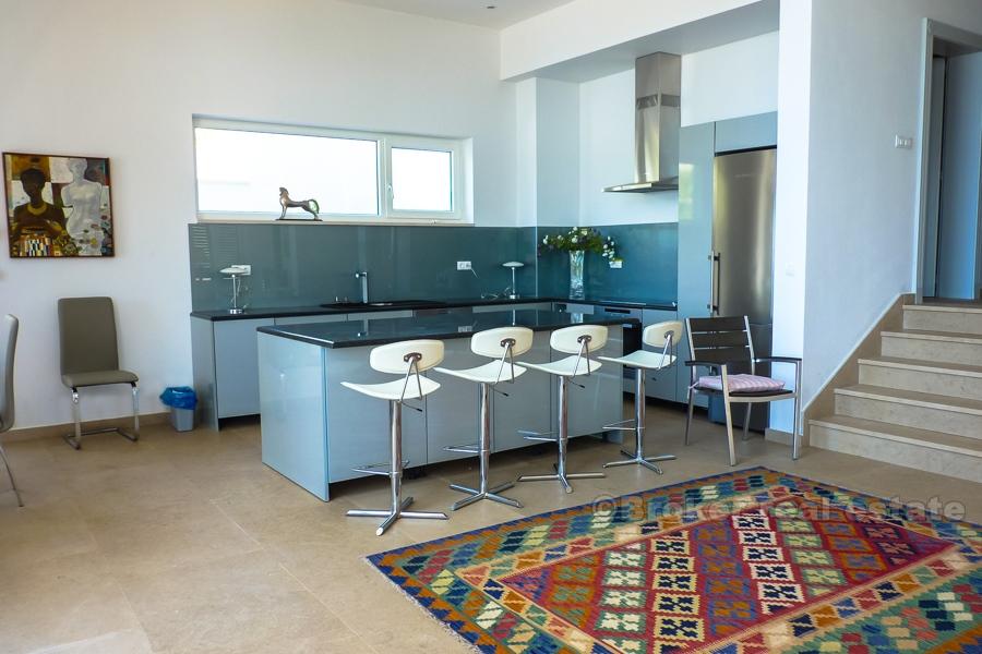 Luksuzna, tradicionalna vila s bazenom