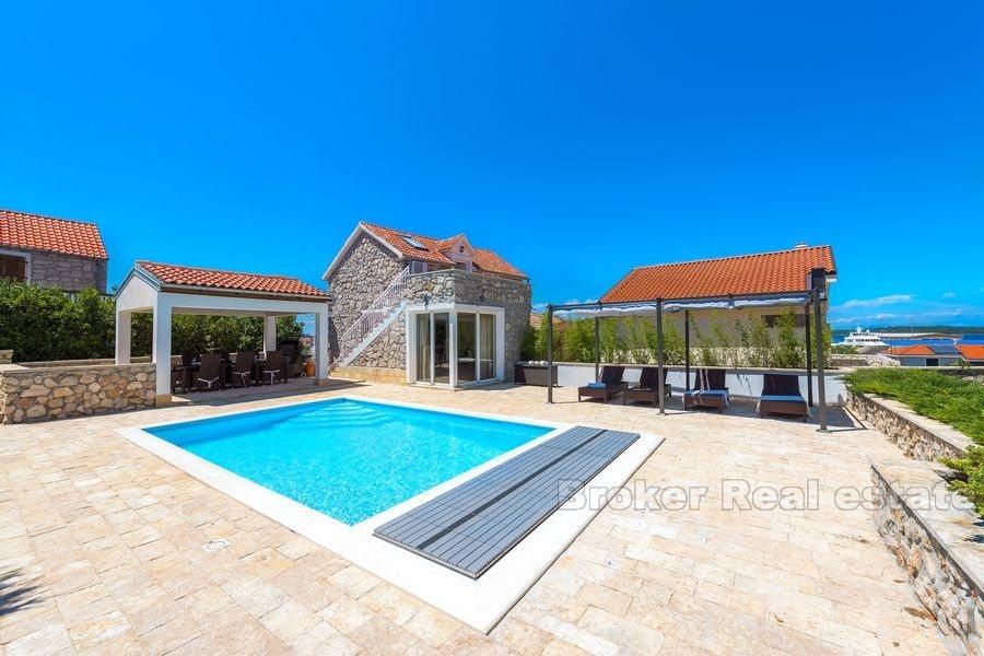 Schönes Steinhaus mit Pool, zu verkaufen