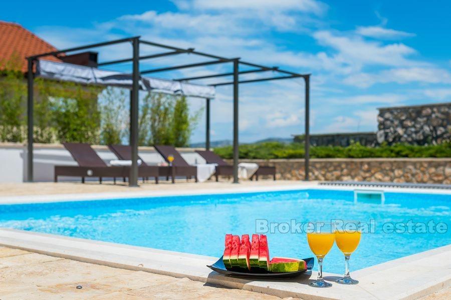 Schönes Steinhaus mit Pool, zu verkaufen