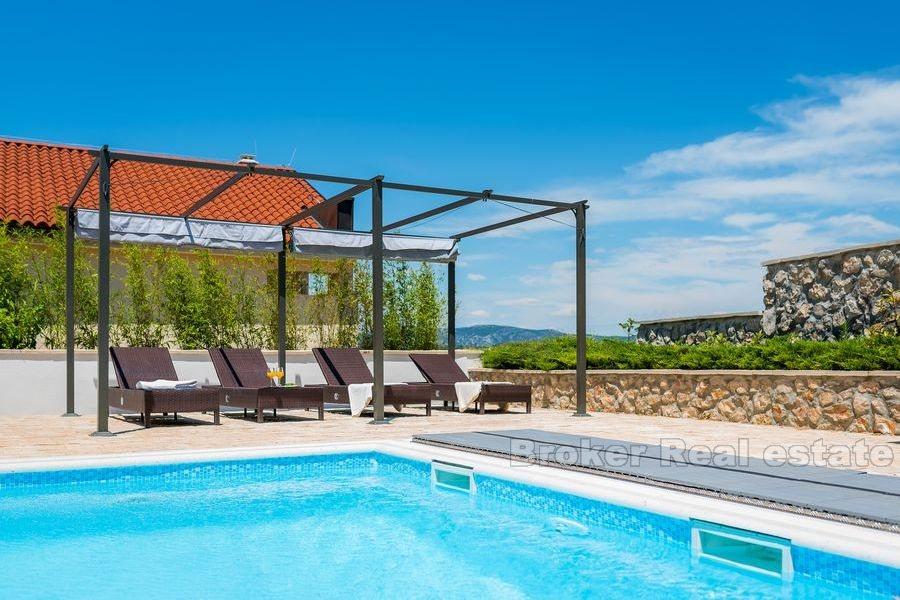 Schönes Steinhaus mit Pool, zu verkaufen