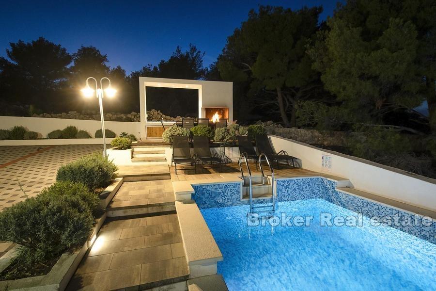 Nowo wybudowany dom z basenem