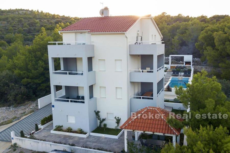 Novo sagrađena apartmanska kuća s bazenom