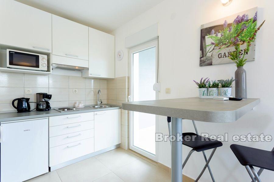 Novo sagrađena apartmanska kuća s bazenom