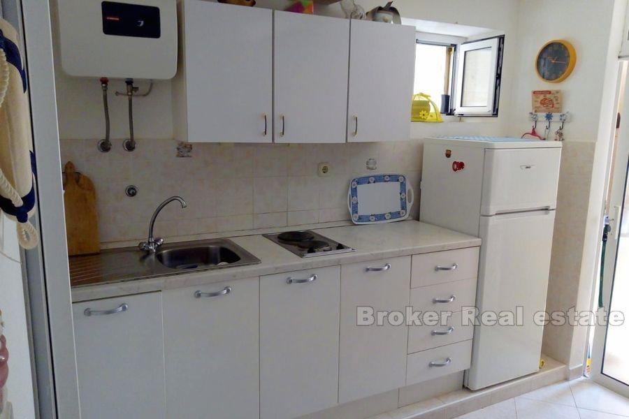 Vackert stenhus på första raden till havet