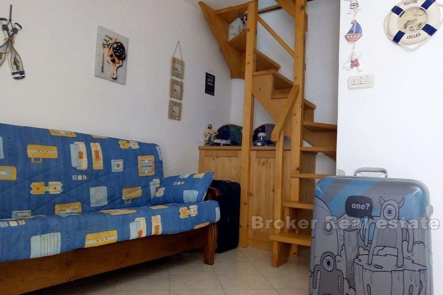 Vackert stenhus på första raden till havet