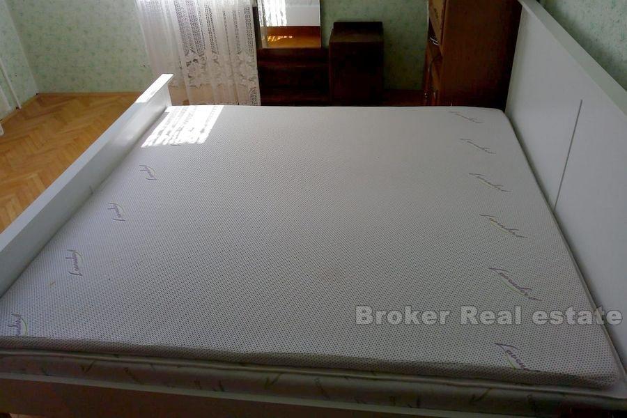 Vakre steinhus på første rad til sjøen