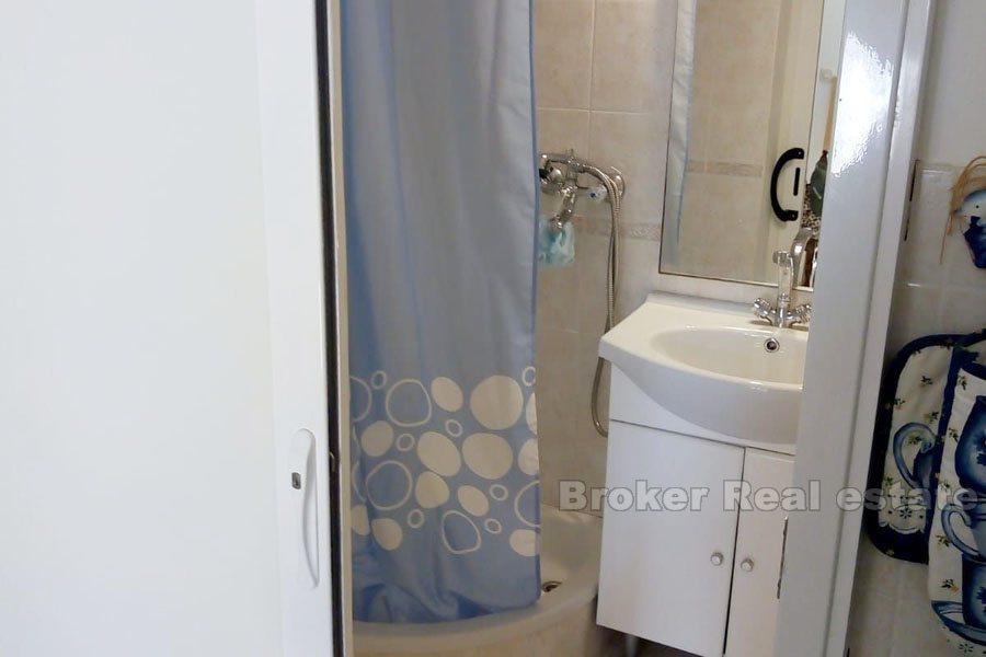 Piękny dom z kamienia w pierwszym rzędzie do morza