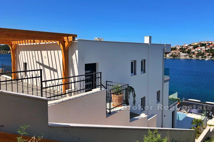 Neu gebaute Villa mit Pool in Rogoznica