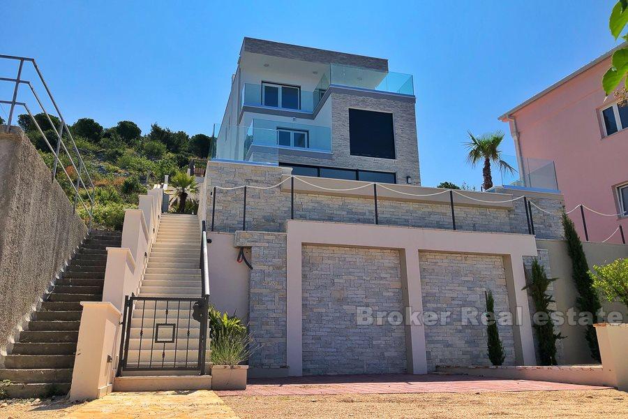 Nově postavená vila s bazénem v Rogoznici