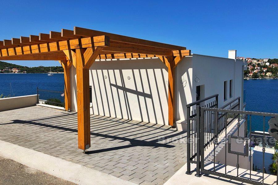 Nově postavená vila s bazénem v Rogoznici