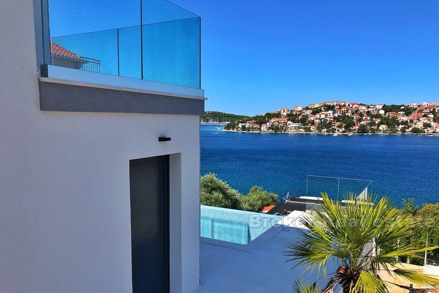 Villa di nuova costruzione con piscina a Rogoznica