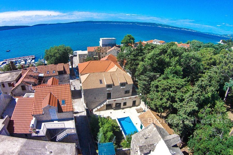 Flott stein villa med svømmebasseng i Kastela
