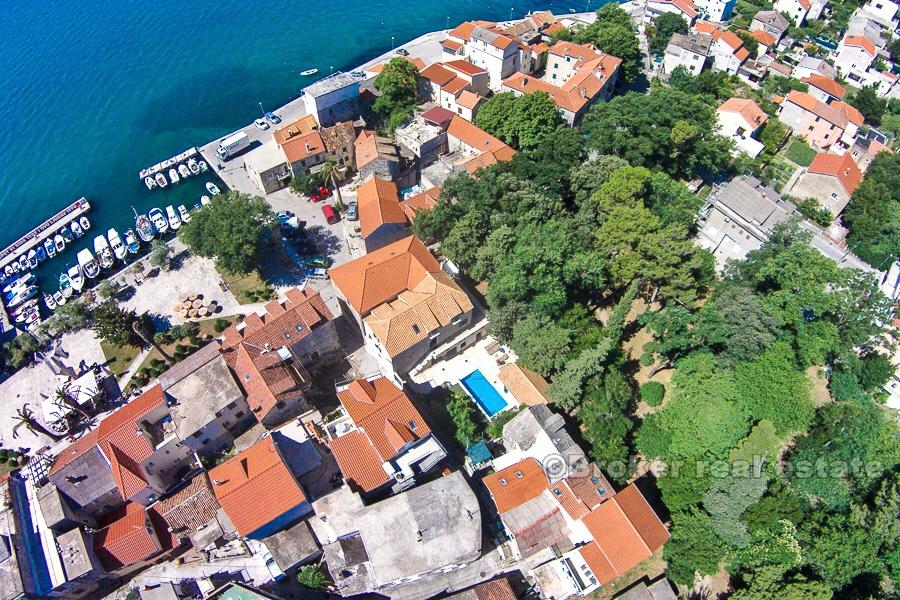 Flott stein villa med svømmebasseng i Kastela