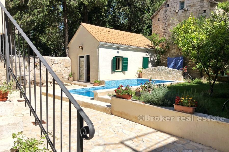 Superb sten villa med pool i Kastela