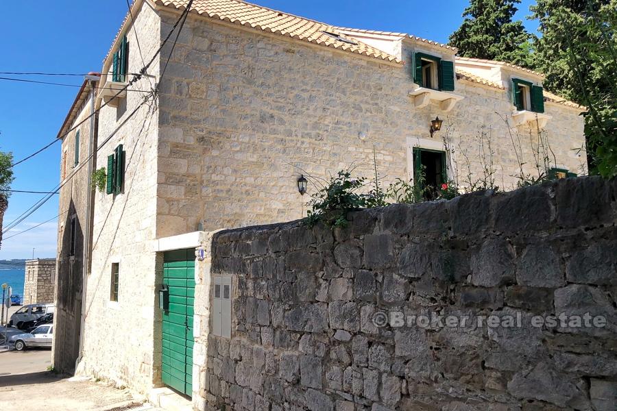 Flott stein villa med svømmebasseng i Kastela